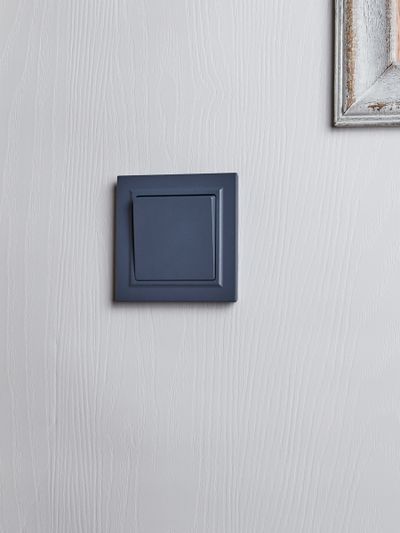 BRITE Выключатель 1-клавишный самовозвратный 10А ВС10-1-4-БрМ маренго IEK