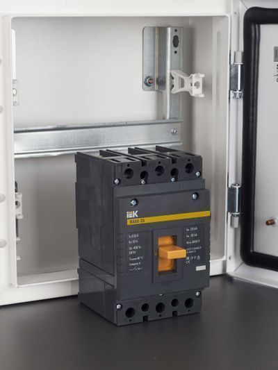 Выключатель автоматический ВА88-35 3Р 250А 35кА IEK