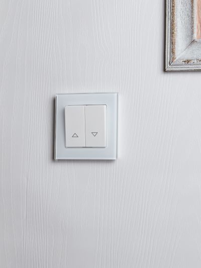 BRITE Выключатель жалюзи 10А ВС10-1-5-БрБ белый IEK