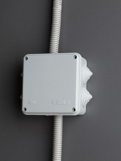 Коробка распаячная КМ41233 для открытой проводки безгалогенная (HF) 100х100х50мм IP44 6 гермовводов серая IEK