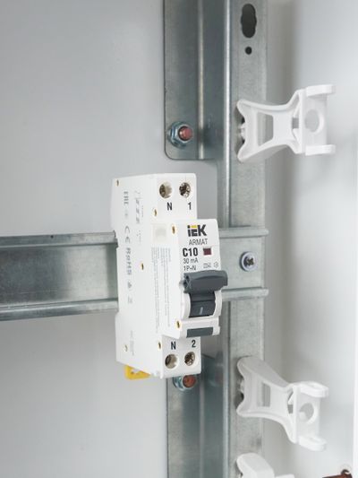 ARMAT Автоматический выключатель дифференциального тока B06S 1P+NP C10 30мА тип A (18мм) IEK