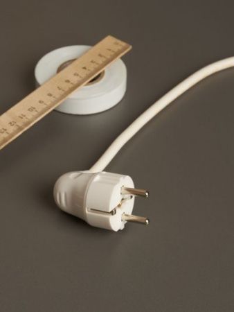 Вилка разборная угловая ВПу11-01-Ст с заземляющим контактом 16А белая IEK